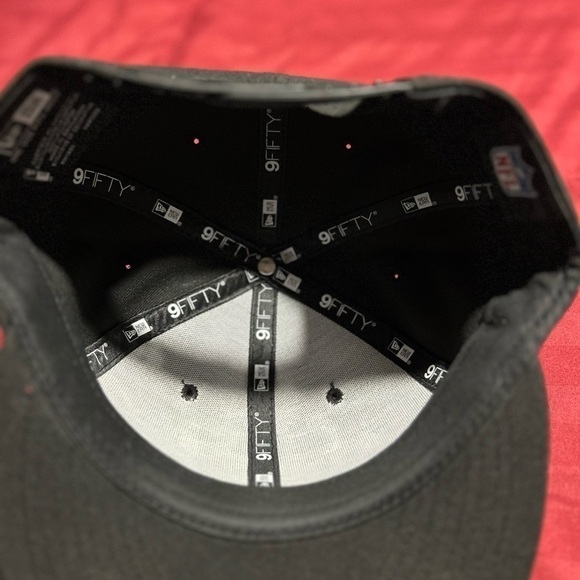 Las Vegas Raiders New Era Black On Black 9FIFTY Adjustable Hat - Black - Picture 4 of 4